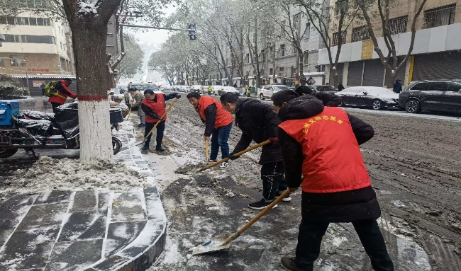 扫雪除冰保出行，志愿服务暖民心